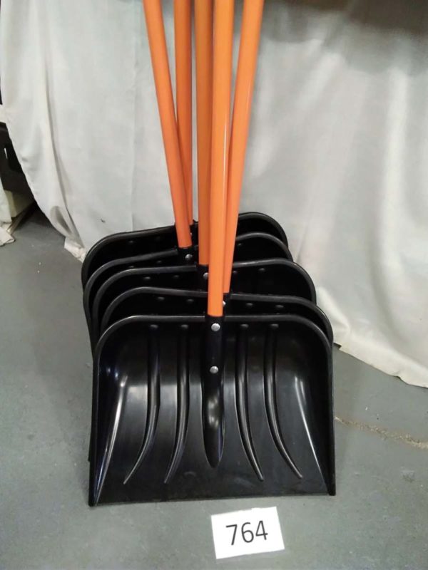 lot 764 snow shovel x5 ideal for snow or as garden shovel ( duplicate items) - Image 2