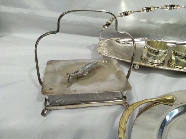 lot 770 vintage serving trays Sardine dish & stand, Bombay napkins - Image 5