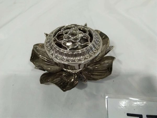 lot 771 vintage 1960’s lotus flower ashtray with 5 petals ( individual ashtrays