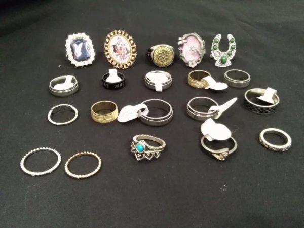 lot 345 20x costume jewellery Rings