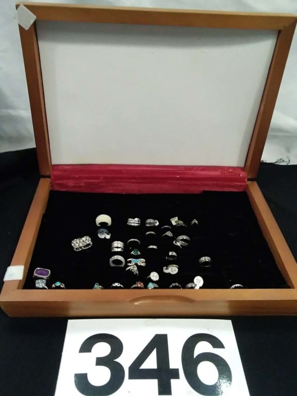 lot 346  costume jewellery Rings & ring display box