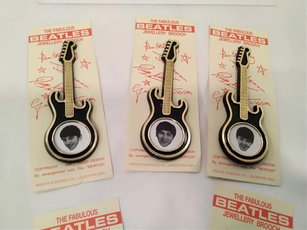 lot 359 Beatles Guitar Jewellery brooches set of 5 on card - Image 4