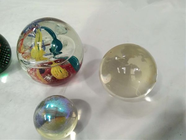 lot 366 6x glass paper weights & 1x plastic paper weight - Image 2