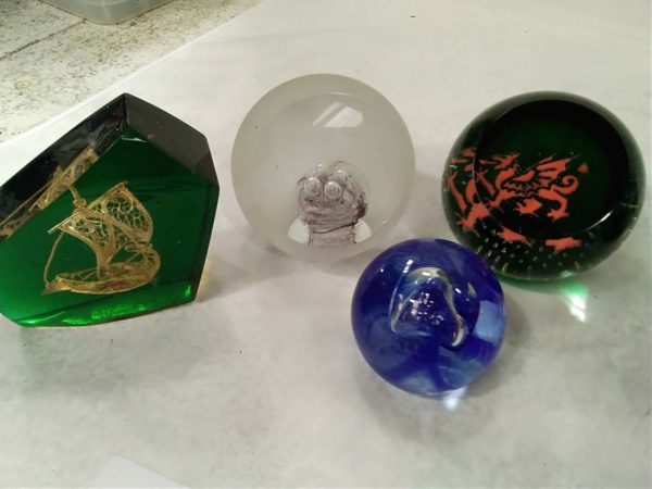 lot 366 6x glass paper weights & 1x plastic paper weight - Image 3