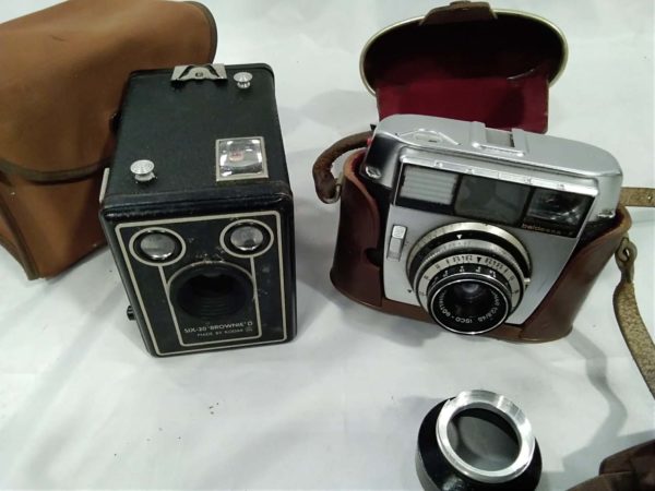 lot 369 vintage cameras : box brownie & Baldessa