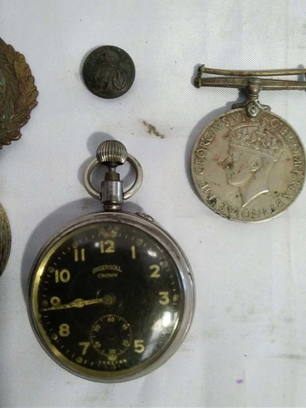 lot 393 WW2 pocket watch, compass, medal & cap badge - Image 4