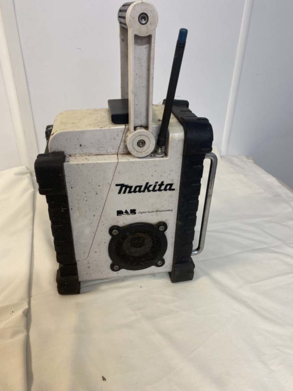 FF003 – MAKITA RADIO WITH NO BATTERY- COLLECTION FFORESTFACH - Image 2