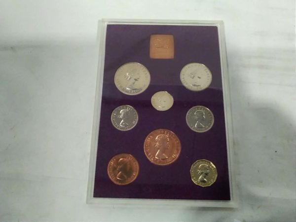 lot 007  British Cased coin sets 1970. 1973, 1983 - Image 5