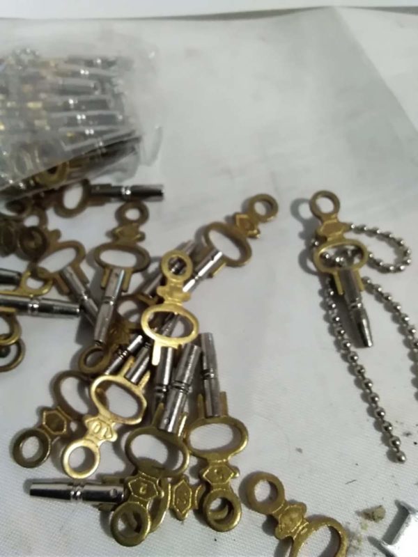 lot 012 assorted pocket watch keys - Image 4