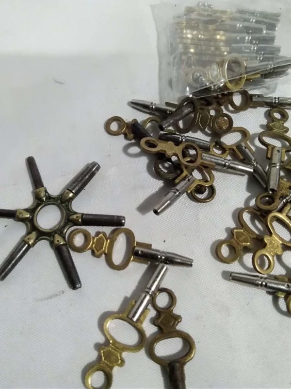 lot 012 assorted pocket watch keys - Image 3