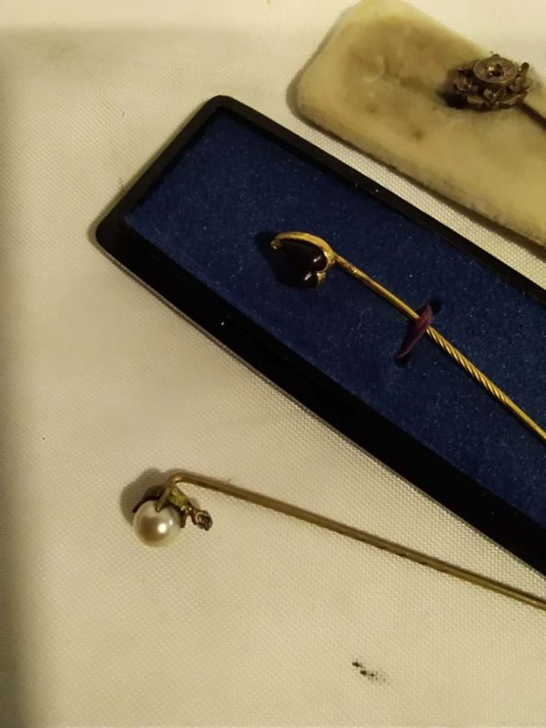 lot 015 3 tie pins one marked 15ct - Image 5