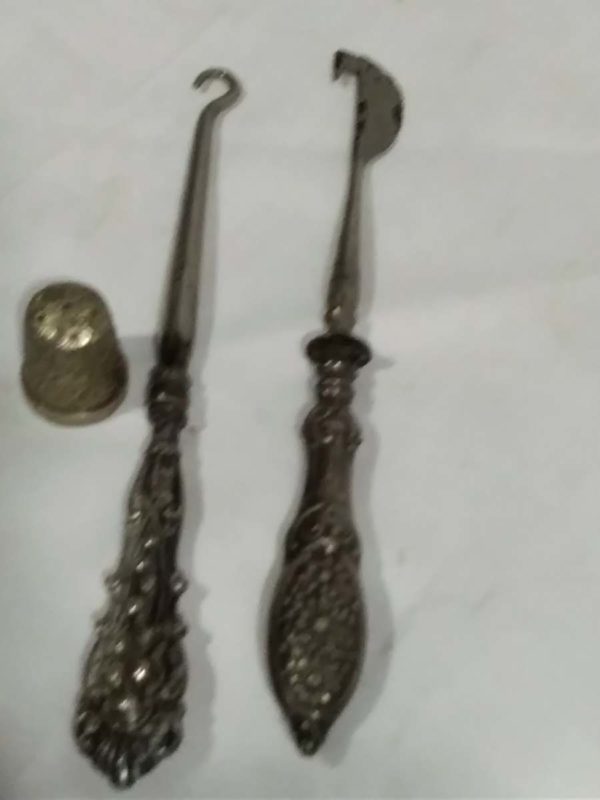 lot 017 vintage button hooks, mother of pearl spoon etc - Image 9