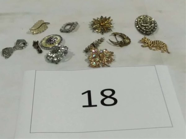 lot 018 assorted brooches