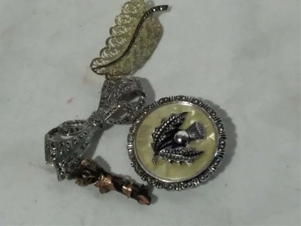 lot 018 assorted brooches - Image 5