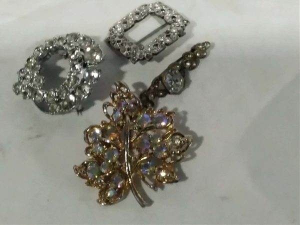 lot 018 assorted brooches - Image 4