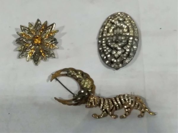 lot 018 assorted brooches - Image 3