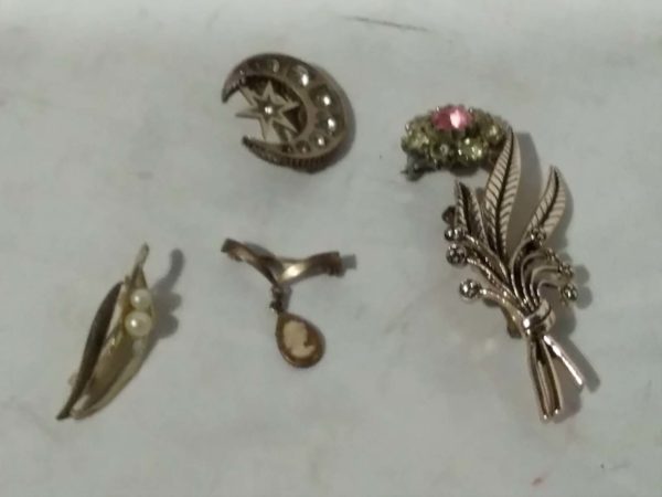 lot 019 assorted brooches - Image 2