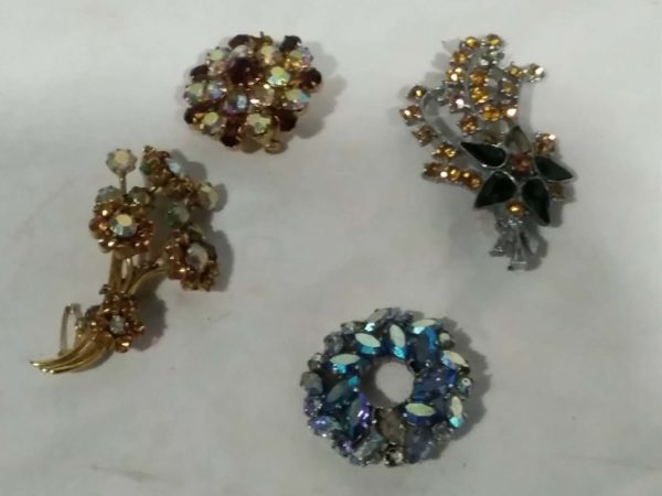 lot 019 assorted brooches - Image 5