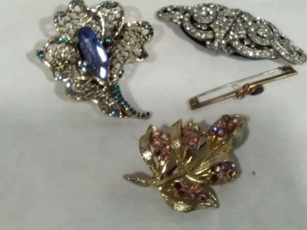 lot 019 assorted brooches - Image 4