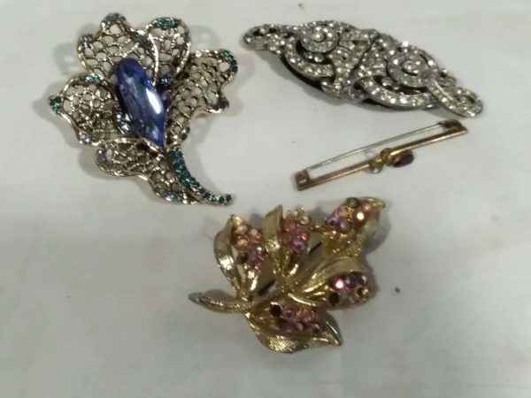 lot 019 assorted brooches - Image 3