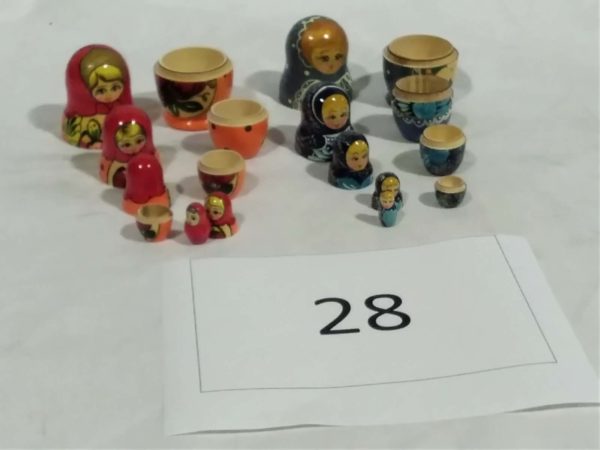 lot 028 2 Russian dolls  (complete)