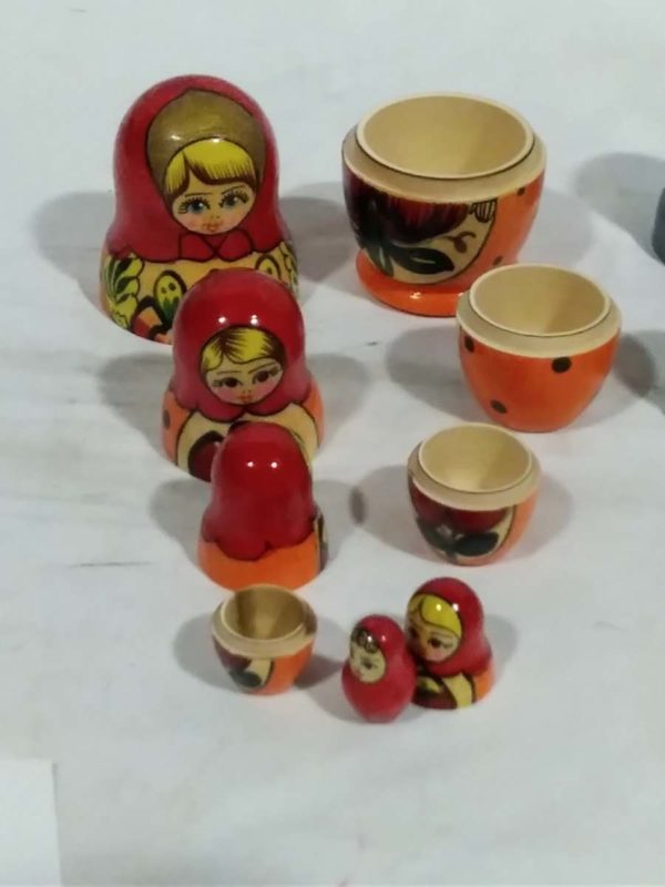 lot 028 2 Russian dolls  (complete) - Image 2