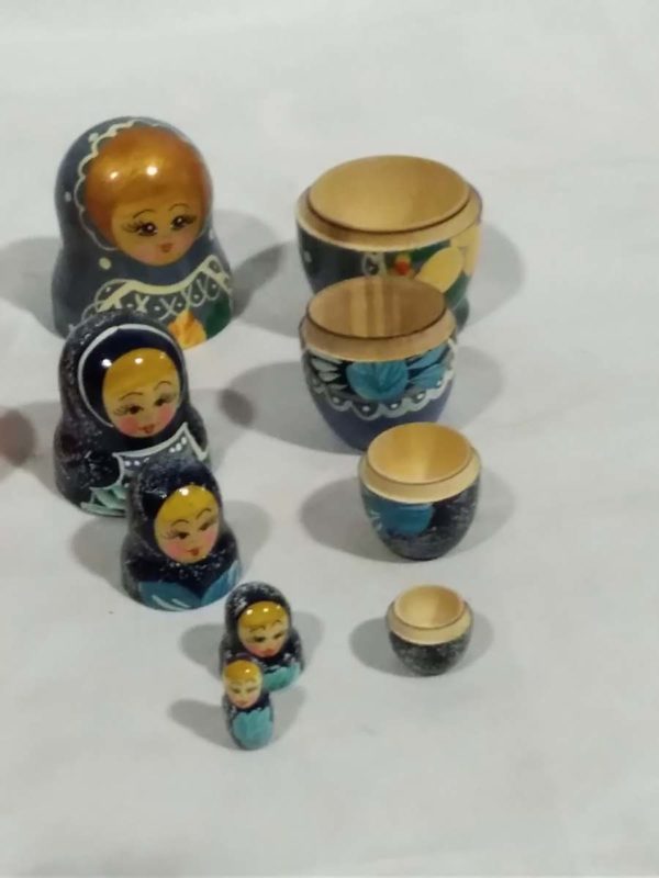 lot 028 2 Russian dolls  (complete) - Image 5