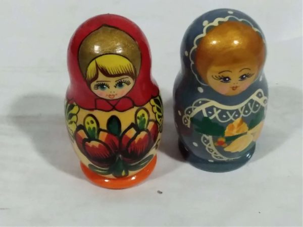 lot 028 2 Russian dolls  (complete) - Image 4