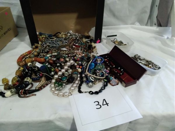 lot 034 quantity of costume jewellery