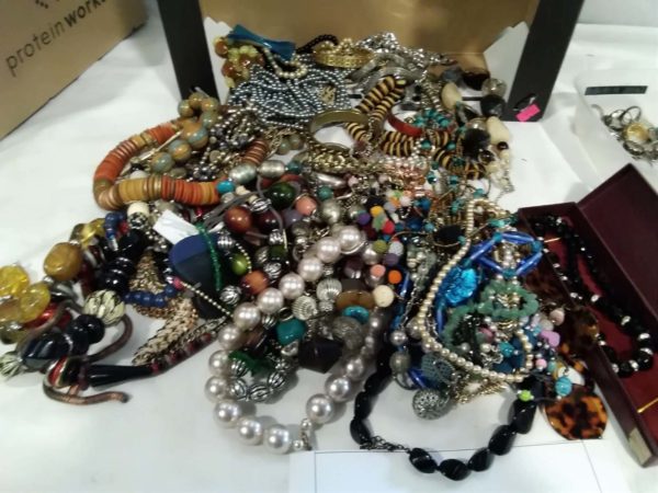 lot 034 quantity of costume jewellery - Image 4