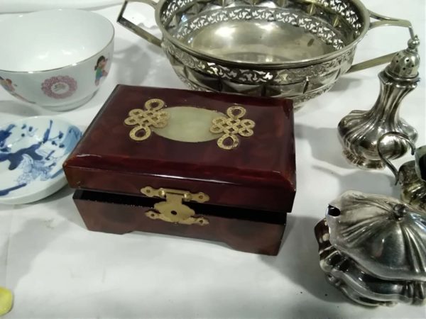 lot 036 oriental dishes & box, horses bottle, metal ware - Image 4