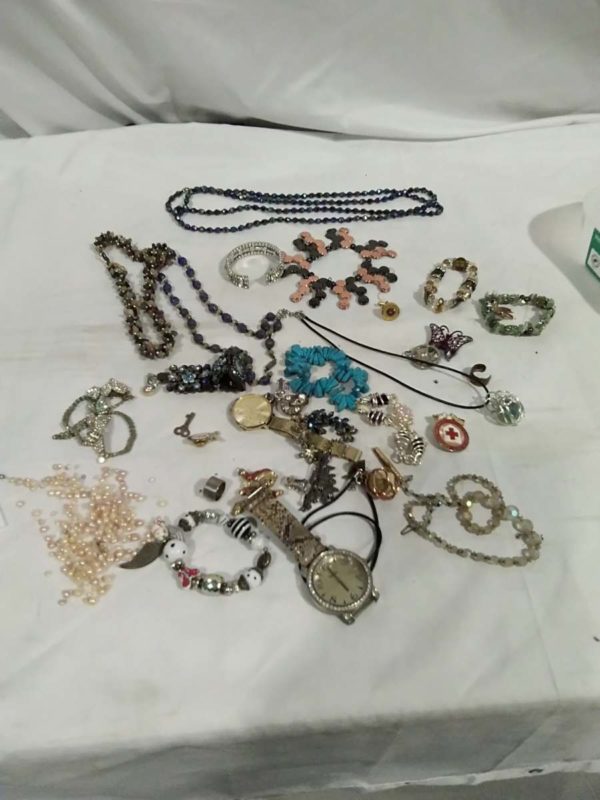 lot 041 assorted costume jewellery