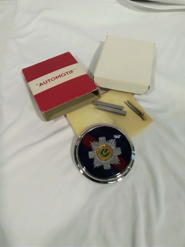 lot 042 vintage boxed Scot’s guards car mascot badge