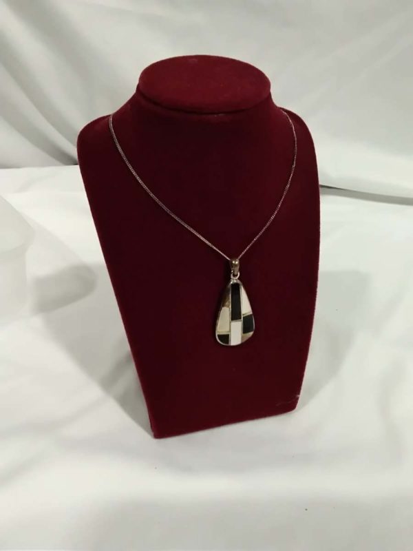 lot 063 sterling silver onyx& shell pendant on chain