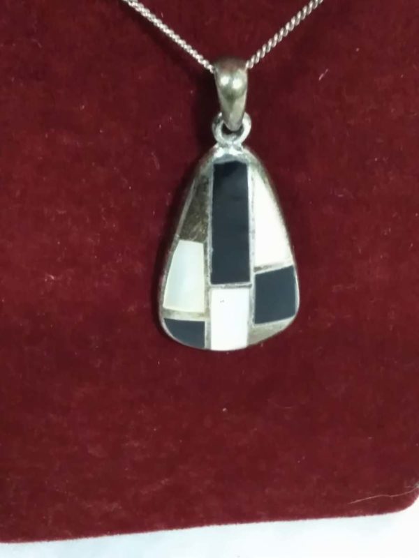 lot 063 sterling silver onyx& shell pendant on chain - Image 5