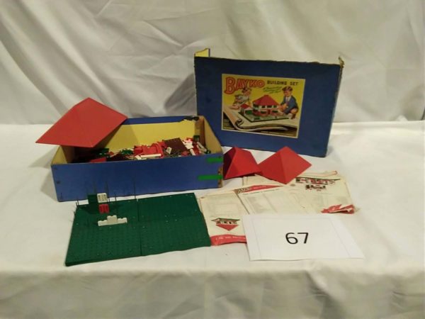 lot 067 vintage Bayko building set