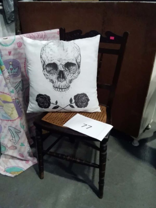 lot 077 ratten chair & skull cushion - Image 5