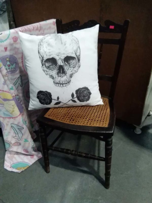 lot 077 ratten chair & skull cushion