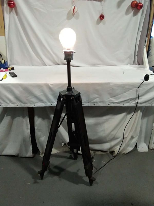 lot 078 large tripod lamp - Image 2