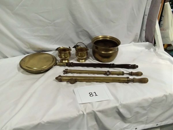 lot 081 brass items, bed warmer, plant pot, sprayers etc