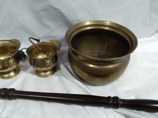 lot 081 brass items, bed warmer, plant pot, sprayers etc - Image 2