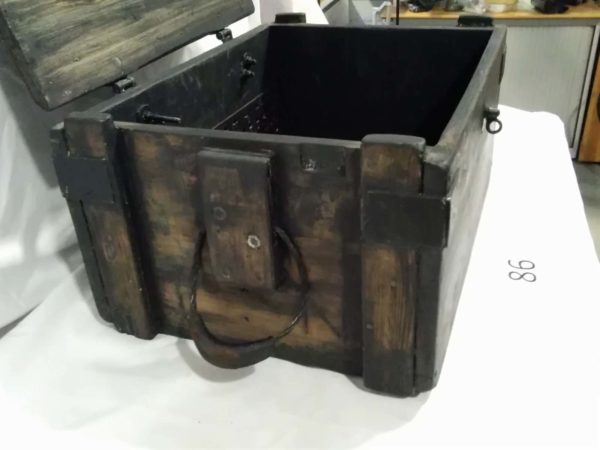 lot 086 wooden ammunition box - Image 3