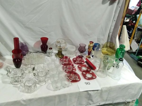 lot 090 quantity of vintage glass ware