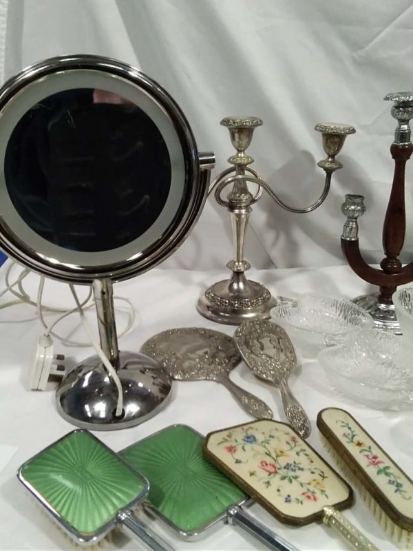 lot 093 dressing table sets, candlabra’s, mirror, porcelaine dolls - Image 2