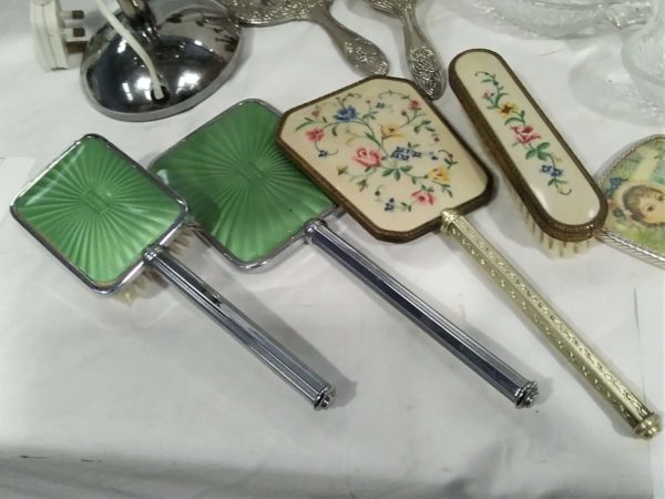 lot 093 dressing table sets, candlabra’s, mirror, porcelaine dolls - Image 12