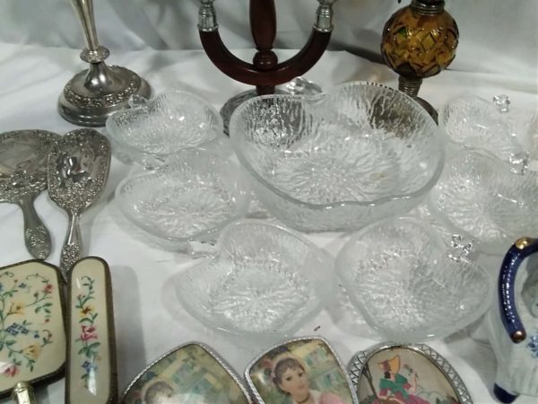 lot 093 dressing table sets, candlabra’s, mirror, porcelaine dolls - Image 10