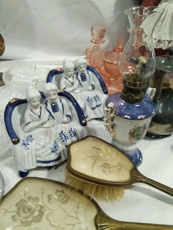 lot 093 dressing table sets, candlabra’s, mirror, porcelaine dolls - Image 9