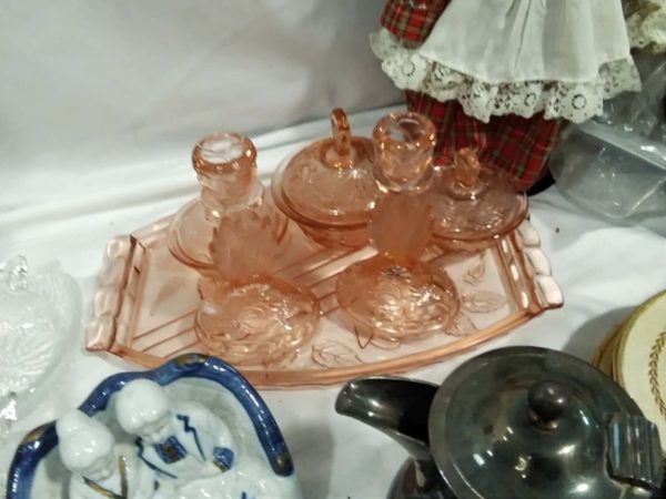 lot 093 dressing table sets, candlabra’s, mirror, porcelaine dolls - Image 7