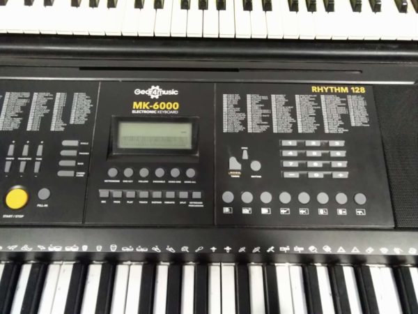 lot 100 2 keyboards Yamaha & gear 4 Music - Image 4