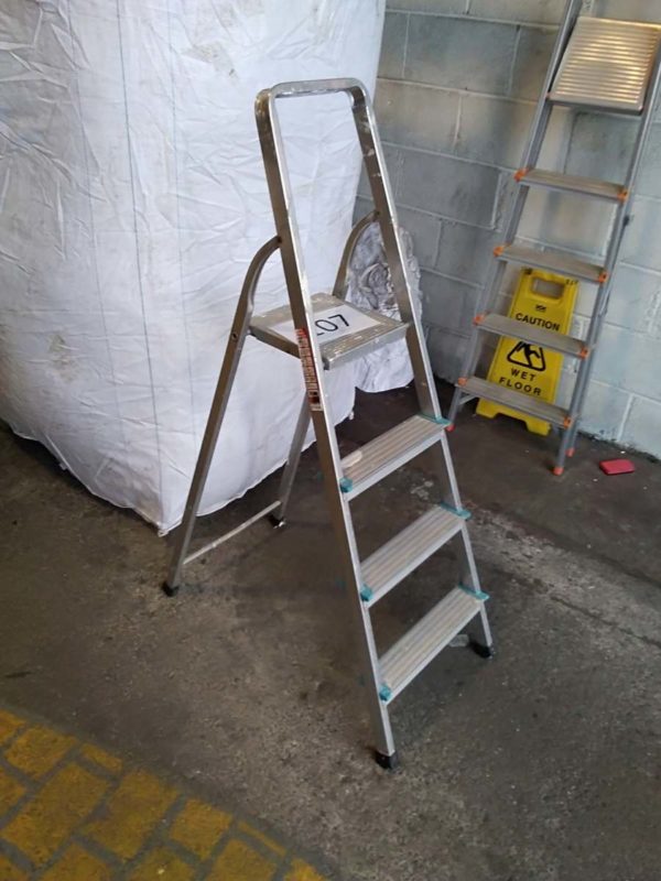 lot 107 step ladder - Image 2